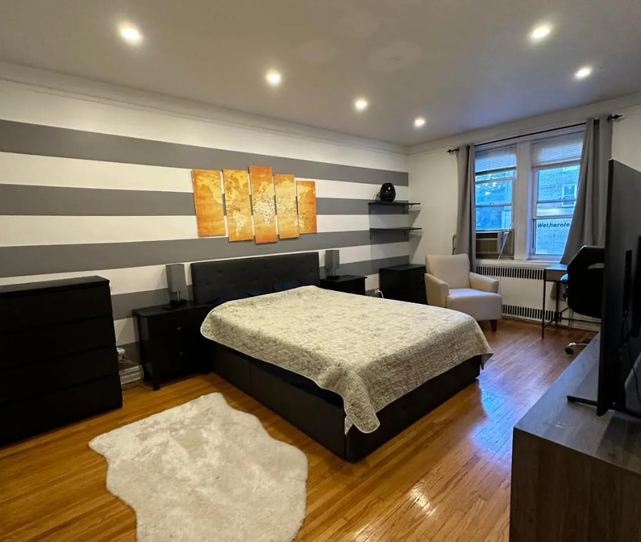 Kontakte von 2 Large Bedrooms In Rego Park